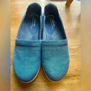 Women's Clarks Breeze Step II in Blue Interest Textile Size 7 Never Worn Outside